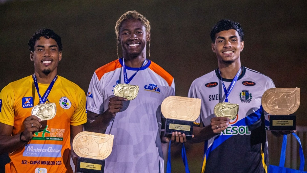Tres jóvenes atletas celebran el oro en el decatlón en la Copa Brasil