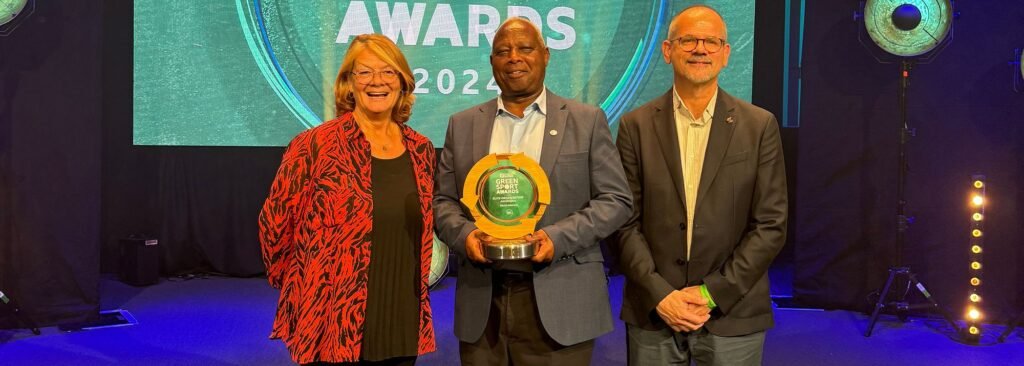 World Athletics recibe el premio Organización del Año en los BBC Green Sport Awards 1 Jackie Brock-Doyle, Jackson Tuwei y Bob Ramsak reciben el premio Organización del Año de World Athletics