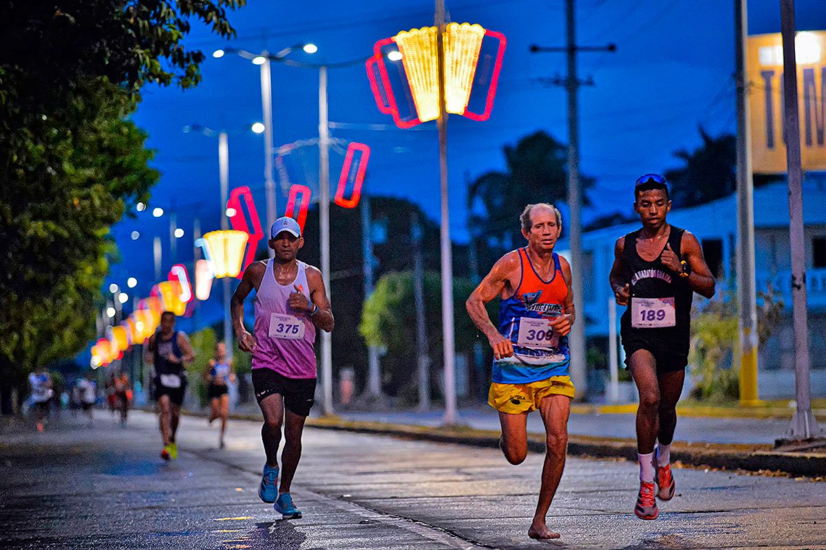 Los acordes de los acordeones dieron vida a la madrugada de Valledupar para dar inicio a la Carrera de los Santos Reyes.