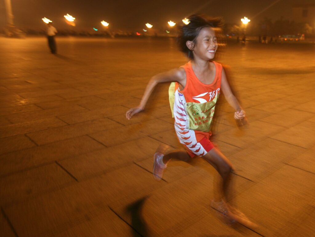 Sancion a corredor chino por permitir que su hija corriera un maraton