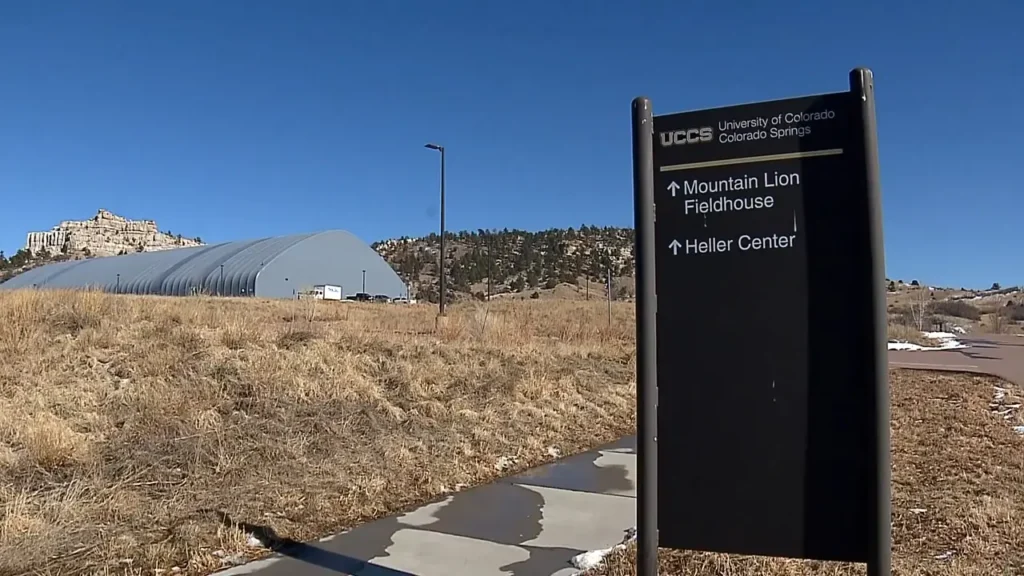 El evento se llevó a cabo el domingo en la Universidad de Colorado en Colorado Springs.