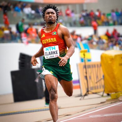 Clarke de Guyana sorprende con 20.86 en 200 metros indoor