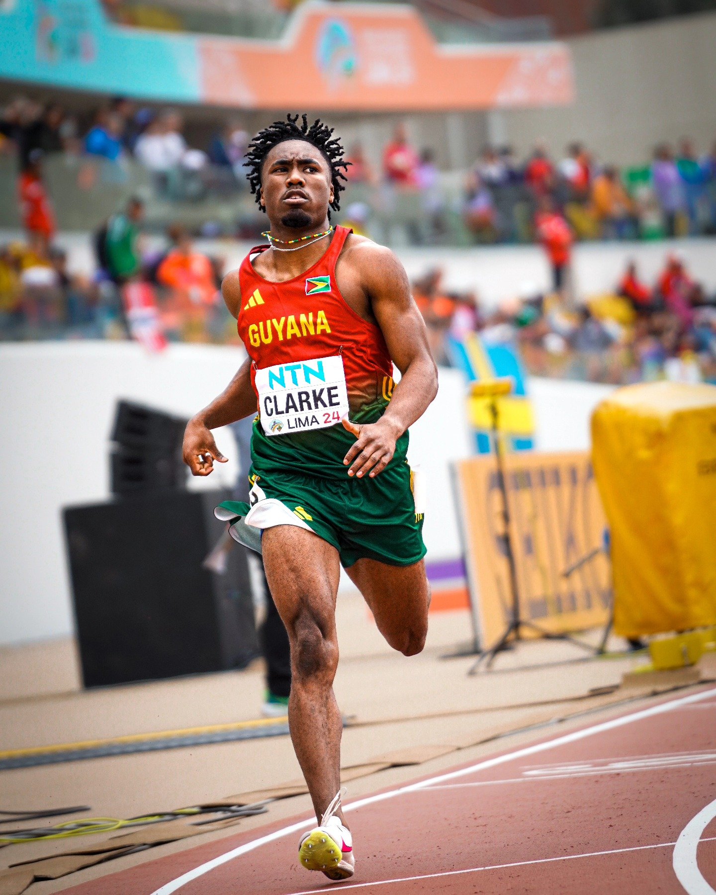 Clarke de Guyana sorprende con 20.86 en 200 metros indoor