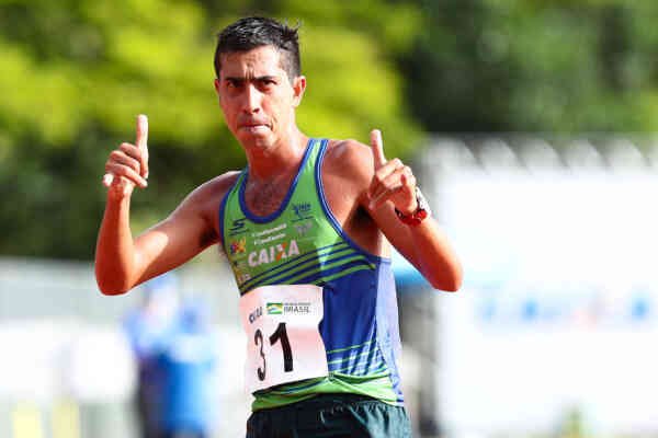 Caio Bonfim rompe récord brasileño en Kobe con 1:17:37