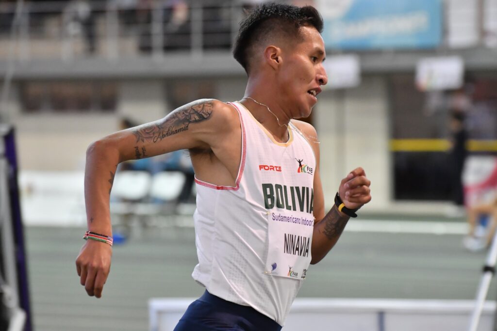 David Ninavia logra récord y plata en 1500m indoor