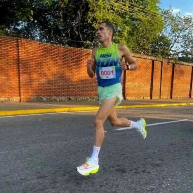 Emanuel Hernández brilla en el medio maratón San Cristobal