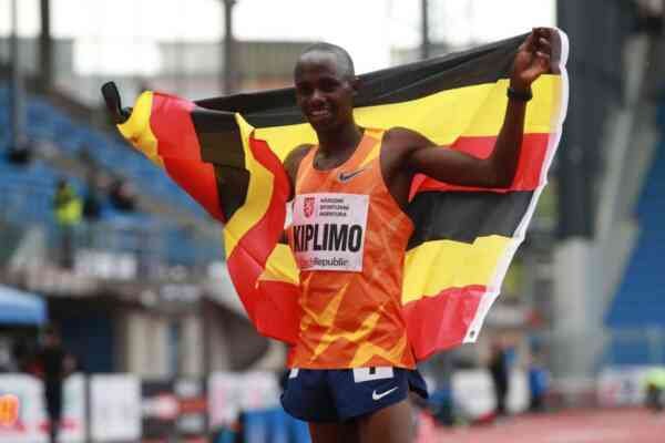 Jacob Kiplimo rompe récord mundial de medio maratón en 56:42