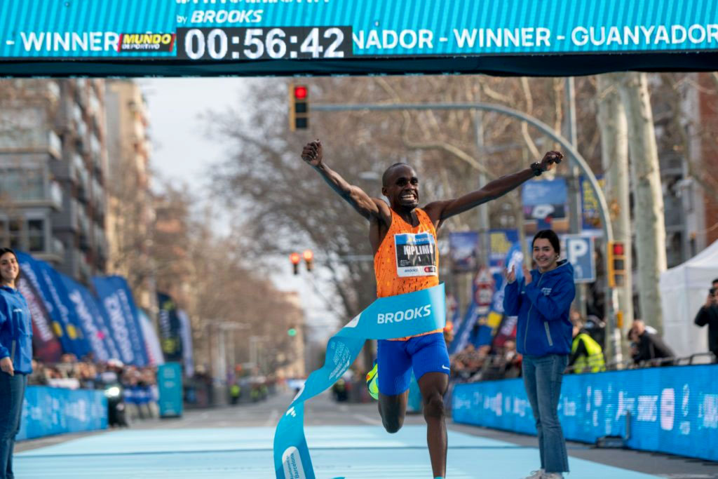 Jacob Kiplimo rompe récord mundial de medio maratón 56:42