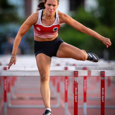 Catalina Rozas brilla en los 100m vallas en Manquehue