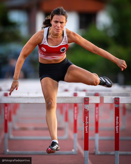 Catalina Rozas brilla en los 100m vallas en Manquehue