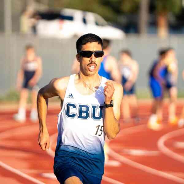 Valentín Soca brilla en Fullerton con marca personal 1500m