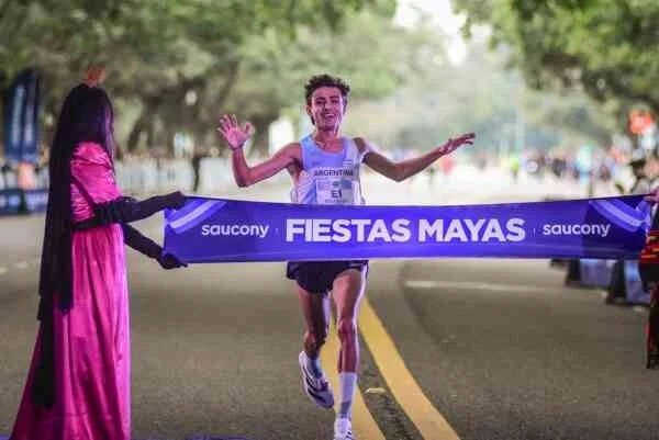 Matías Reynaga deslumbra con 28:22 en los 10 km de Fiestas Mayas