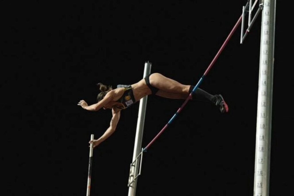 Juliana de Menis logra marca histórica en salto con garrocha 1 Juliana de Menis logra marca histórica en salto con garrocha