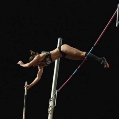 Juliana de Menis logra marca histórica en salto con garrocha