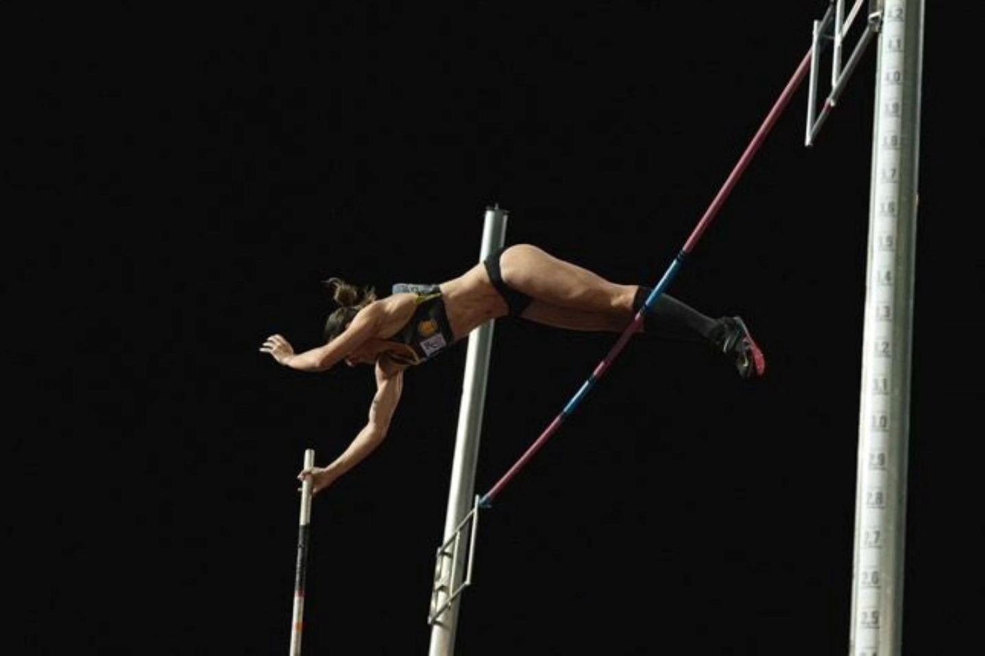 Juliana de Menis logra marca histórica en salto con garrocha