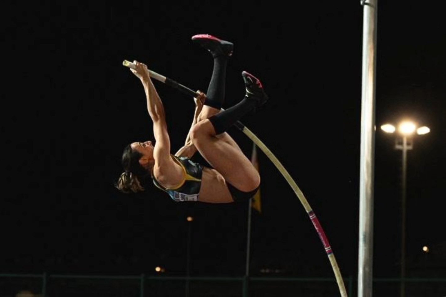 Juliana de Menis logra marca histórica en salto con garrocha