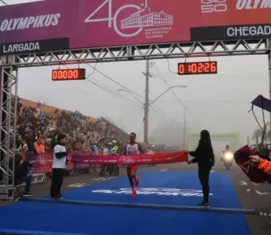 Fábio Correia y Laura Espinosa brillan en el medio maratón de Porto Alegre