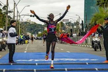 Wendell Souza y Vivian Kiplagat dominan el Maratón de Porto Alegre 2025