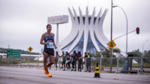 Caio Bonfim volvió a celebrar en casa. El medallista olímpico y campeón mundial se consagró este domingo 25 de enero con su 15.º título en la Copa de Marcha Atlética Loterías Caixa Brasil, disputada en Brasilia, en el mismo circuito que recibirá en abril al Campeonato Mundial de Marcha por Equipos. En su debut oficial en la media maratón de marcha (21.097,5 km), distancia que integrará el programa olímpico de Los Ángeles 2028, el marchista del CASO-DF se impuso con un tiempo de 1:28:00. La jornada fue especialmente festiva para el Centro de Atletismo Sobradinho, institución creada y dirigida por la familia Bonfim, que también se quedó con la victoria en la media maratón femenina gracias a Gabriela Muniz (1:45:01), además de los triunfos de Max Batista y Elianay Pereira en la maratón, nuevas pruebas incorporadas a la marcha atlética. Las campeonas y campeones de esta Copa de Brasil, etapa del World Athletics World Tour categoría Bronce, ya aseguraron su clasificación al Campeonato Mundial por Equipos, que se celebrará el 12 de abril, nuevamente en Brasilia. “Es mi decimoquinto título de la Copa de Brasil, así que estoy muy feliz de haber llegado hasta aquí desde 2012 y de poder ganar en casa, con mi familia. Fue realmente fantástico”, expresó Caio, quien disputó su primera competencia desde el Mundial de Tokio, donde obtuvo el oro en los 20 km y la plata en los 35 km. El marchista de 34 años se mostró conforme con su rendimiento en este inicio de temporada. “Es una distancia nueva, un recorrido distinto. Al final bajé un poco el ritmo, pero me gustó la experiencia y quedé satisfecho. También fue una buena carrera en relación con mis rivales”, señaló, destacando el desempeño del subcampeón Matheus Corrêa (AABLU-SC), segundo con 1:32:50. El podio masculino se completó con Lucas Mazzo (CASO-DF), tercero en 1:35:40. Con su habitual sentido del humor, Caio evitó dar detalles sobre el circuito, que sirvió como ensayo general para el Mundial. “No voy a decir nada del circuito”, comentó entre risas. “Los extranjeros podrían haber venido a probarlo y no lo hicieron. Yo vine y lo hice”. El campeón mundial también valoró el acompañamiento del público local. “Después de terminar, volví para agradecer a la gente que alentó durante las 21 vueltas. Madrugaron para apoyarnos y eso es muy especial. En abril habrá aún más público, y tenemos que estar a la altura de esa responsabilidad”. En la media maratón femenina, Gabriela Muniz celebró un triunfo clave que le garantizó su lugar en la selección para el Campeonato Mundial por Equipos. La marchista de 23 años sumó así su tercer título en la Copa de Brasil, tras haber sido campeona de los 20 km en 2022 y 2023. “Estamos en enero, todavía en plena base de entrenamiento. El volumen fue alto hasta hace poco, pero estoy muy contenta de comenzar el año así. Ahora el foco está en el Mundial”, señaló. Mayara Vicentainer (1:50:00) y Laryssa Frois (1:52:50) completaron el podio. A diferencia de Caio, Gabriela sí ofreció una breve descripción del trazado. “Pensé que era un circuito rápido, pero tiene algunas subidas. Por eso fue importante correr aquí, para conocerlo mejor y ajustar la preparación. Además, competir en casa, con tanto apoyo, es muy gratificante”. En la maratón de 42,195 km, el CASO-DF volvió a ser protagonista. Max Batista se impuso con 3:28:40 y Elianay Pereira ganó entre las mujeres con 4:12:00. “El maratón siempre es muy exigente, pero estoy feliz de haber terminado y de ganar en casa”, comentó Max, quien celebró el triunfo junto a su hijo Levi, de seis meses, presente por primera vez en una competencia. Elianay, por su parte, destacó el valor simbólico del título: “Me recordó a las antiguas pruebas de 50 km. Fue un esfuerzo enorme, pero celebrar en casa, con la familia y amigos, lo hace aún más especial y sirve como gran preparación para el Mundial”.