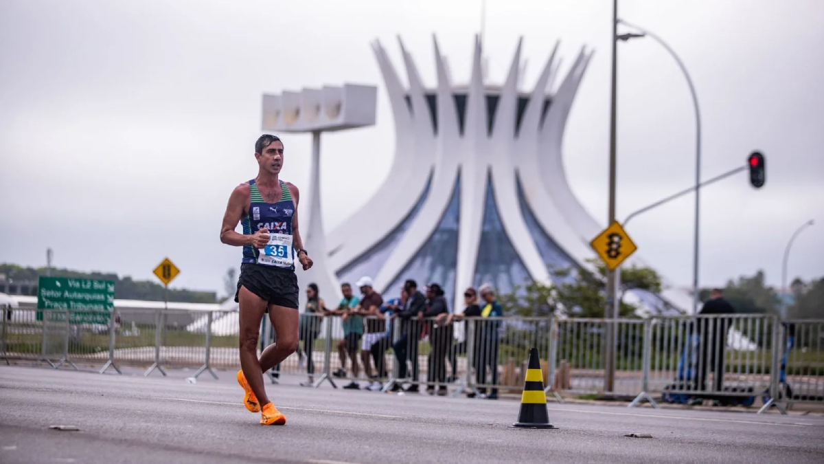 Caio Bonfim volvió a celebrar en casa. El medallista olímpico y campeón mundial se consagró este domingo 25 de enero con su 15.º título en la Copa de Marcha Atlética Loterías Caixa Brasil, disputada en Brasilia, en el mismo circuito que recibirá en abril al Campeonato Mundial de Marcha por Equipos. En su debut oficial en la media maratón de marcha (21.097,5 km), distancia que integrará el programa olímpico de Los Ángeles 2028, el marchista del CASO-DF se impuso con un tiempo de 1:28:00. La jornada fue especialmente festiva para el Centro de Atletismo Sobradinho, institución creada y dirigida por la familia Bonfim, que también se quedó con la victoria en la media maratón femenina gracias a Gabriela Muniz (1:45:01), además de los triunfos de Max Batista y Elianay Pereira en la maratón, nuevas pruebas incorporadas a la marcha atlética. Las campeonas y campeones de esta Copa de Brasil, etapa del World Athletics World Tour categoría Bronce, ya aseguraron su clasificación al Campeonato Mundial por Equipos, que se celebrará el 12 de abril, nuevamente en Brasilia. “Es mi decimoquinto título de la Copa de Brasil, así que estoy muy feliz de haber llegado hasta aquí desde 2012 y de poder ganar en casa, con mi familia. Fue realmente fantástico”, expresó Caio, quien disputó su primera competencia desde el Mundial de Tokio, donde obtuvo el oro en los 20 km y la plata en los 35 km. El marchista de 34 años se mostró conforme con su rendimiento en este inicio de temporada. “Es una distancia nueva, un recorrido distinto. Al final bajé un poco el ritmo, pero me gustó la experiencia y quedé satisfecho. También fue una buena carrera en relación con mis rivales”, señaló, destacando el desempeño del subcampeón Matheus Corrêa (AABLU-SC), segundo con 1:32:50. El podio masculino se completó con Lucas Mazzo (CASO-DF), tercero en 1:35:40. Con su habitual sentido del humor, Caio evitó dar detalles sobre el circuito, que sirvió como ensayo general para el Mundial. “No voy a decir nada del circuito”, comentó entre risas. “Los extranjeros podrían haber venido a probarlo y no lo hicieron. Yo vine y lo hice”. El campeón mundial también valoró el acompañamiento del público local. “Después de terminar, volví para agradecer a la gente que alentó durante las 21 vueltas. Madrugaron para apoyarnos y eso es muy especial. En abril habrá aún más público, y tenemos que estar a la altura de esa responsabilidad”. En la media maratón femenina, Gabriela Muniz celebró un triunfo clave que le garantizó su lugar en la selección para el Campeonato Mundial por Equipos. La marchista de 23 años sumó así su tercer título en la Copa de Brasil, tras haber sido campeona de los 20 km en 2022 y 2023. “Estamos en enero, todavía en plena base de entrenamiento. El volumen fue alto hasta hace poco, pero estoy muy contenta de comenzar el año así. Ahora el foco está en el Mundial”, señaló. Mayara Vicentainer (1:50:00) y Laryssa Frois (1:52:50) completaron el podio. A diferencia de Caio, Gabriela sí ofreció una breve descripción del trazado. “Pensé que era un circuito rápido, pero tiene algunas subidas. Por eso fue importante correr aquí, para conocerlo mejor y ajustar la preparación. Además, competir en casa, con tanto apoyo, es muy gratificante”. En la maratón de 42,195 km, el CASO-DF volvió a ser protagonista. Max Batista se impuso con 3:28:40 y Elianay Pereira ganó entre las mujeres con 4:12:00. “El maratón siempre es muy exigente, pero estoy feliz de haber terminado y de ganar en casa”, comentó Max, quien celebró el triunfo junto a su hijo Levi, de seis meses, presente por primera vez en una competencia. Elianay, por su parte, destacó el valor simbólico del título: “Me recordó a las antiguas pruebas de 50 km. Fue un esfuerzo enorme, pero celebrar en casa, con la familia y amigos, lo hace aún más especial y sirve como gran preparación para el Mundial”.