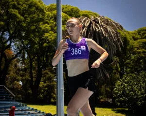 Antonella Bonomi batió el récord uruguayo U18 en el inicio de la temporada en Montevideo