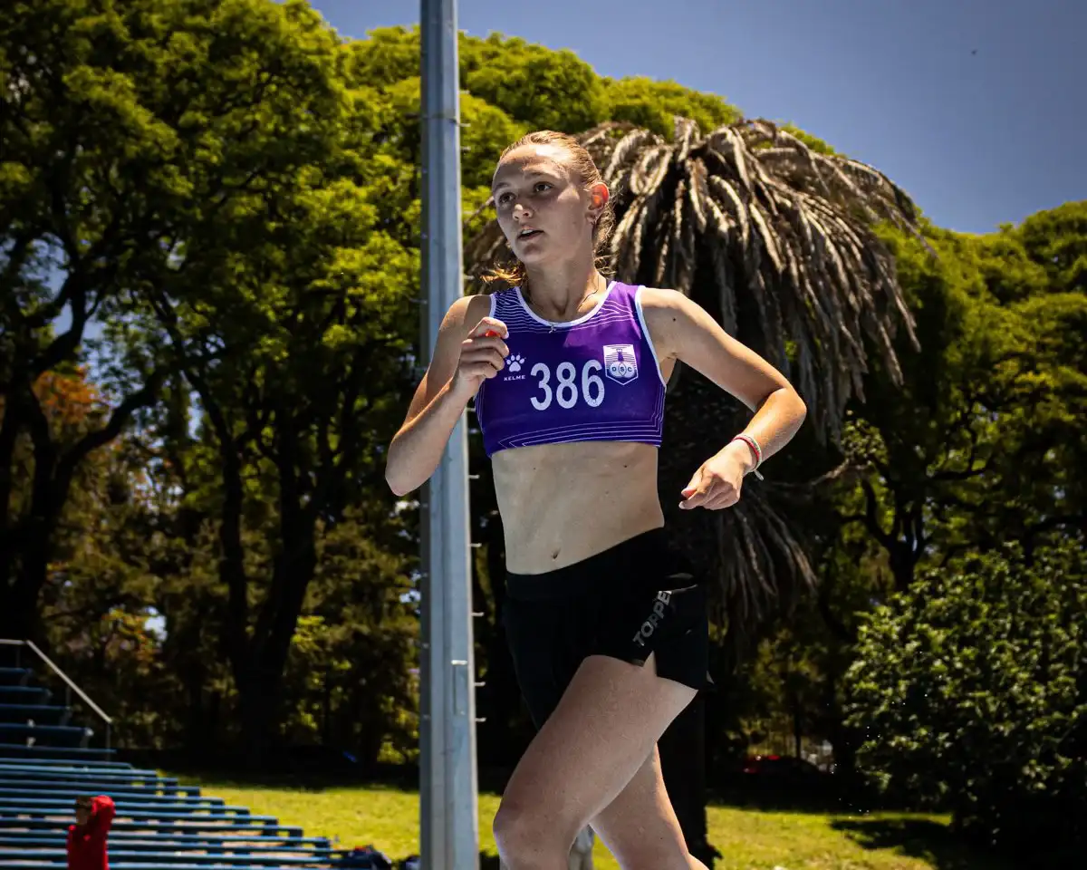 Antonella Bonomi batió el récord uruguayo U18 en el inicio de la temporada en Montevideo