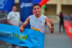 Javier Peñalosa ganó la Media Maratón del Mar con 1:05:46