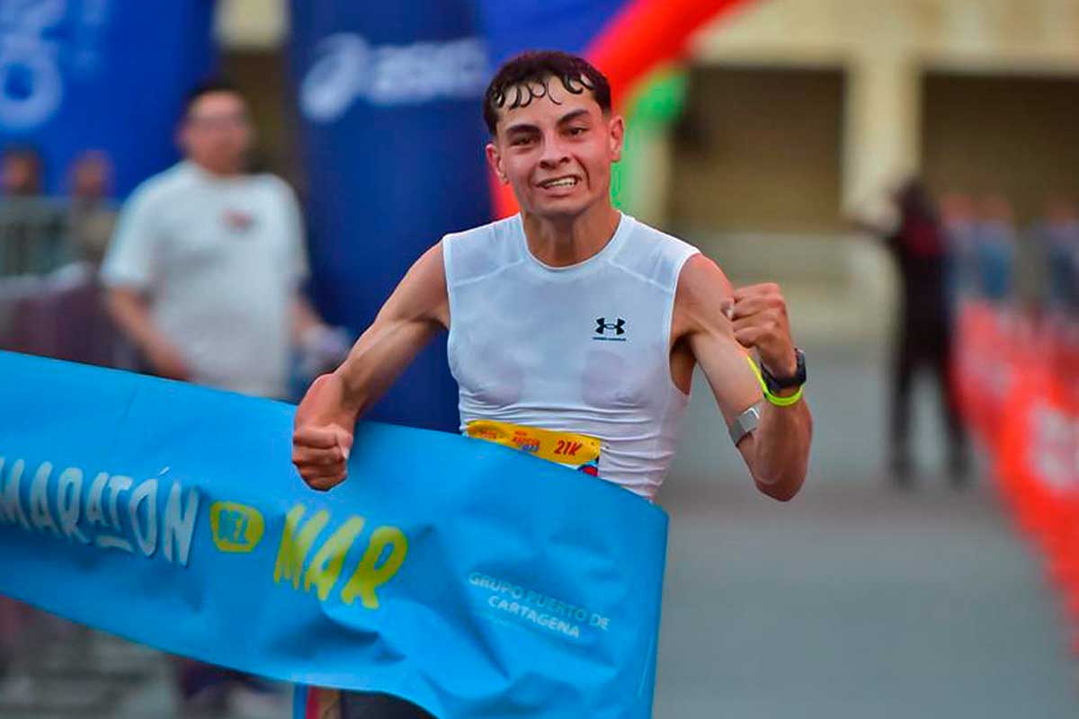 Javier Peñalosa ganó la Media Maratón del Mar con 1:05:46