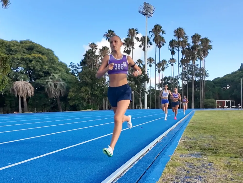Antonella Bonomi batió el récord uruguayo U20 en 3.000 con obstáculos
