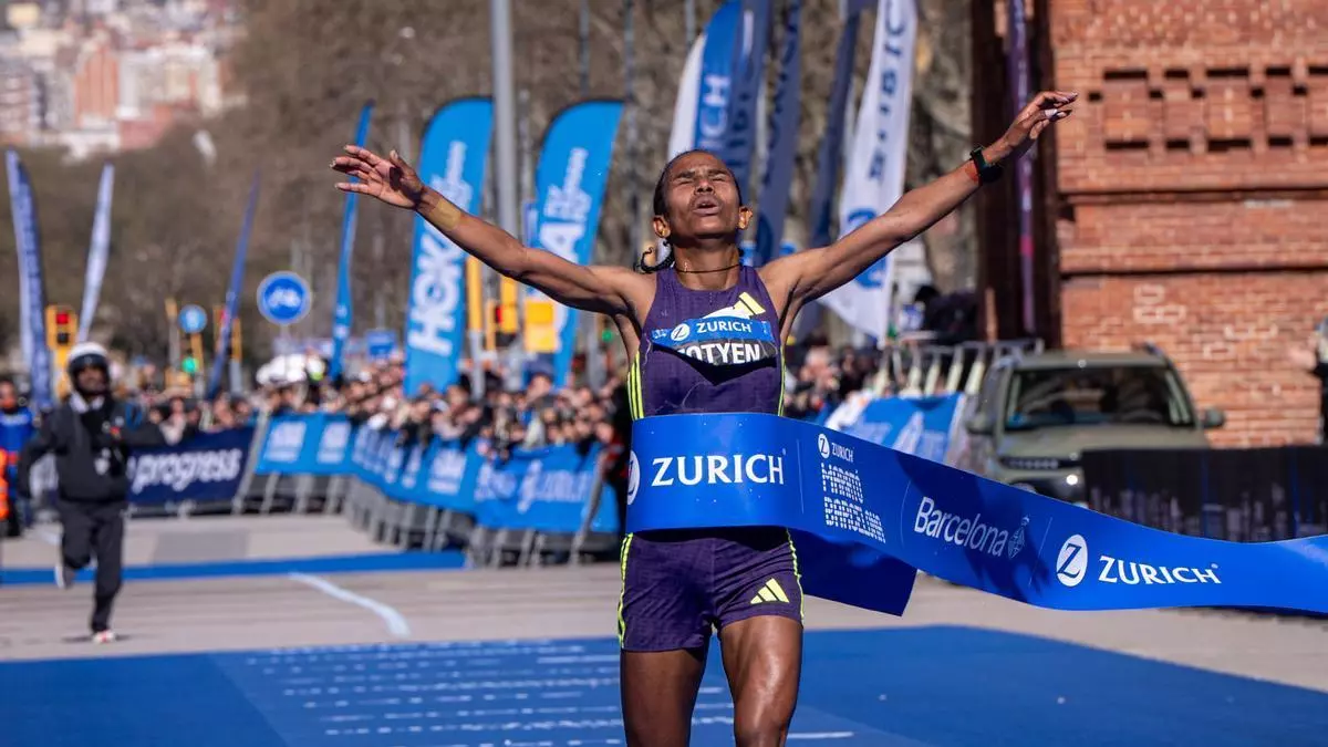Fotyen Tesfay deslumbró en el Maratón de Barcelona con 2:10:51