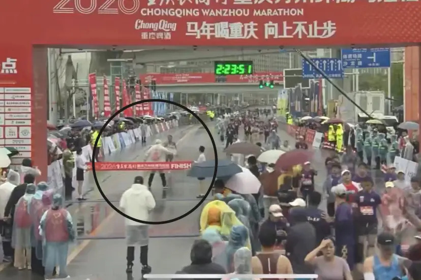 Falla en el maratón de Chongqing Wanzhou obligó al ganador a repetir la meta