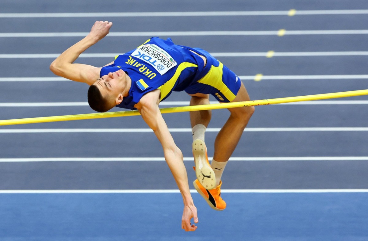 Oleh Doroschuk gana oro en salto en alto en Torun 2025