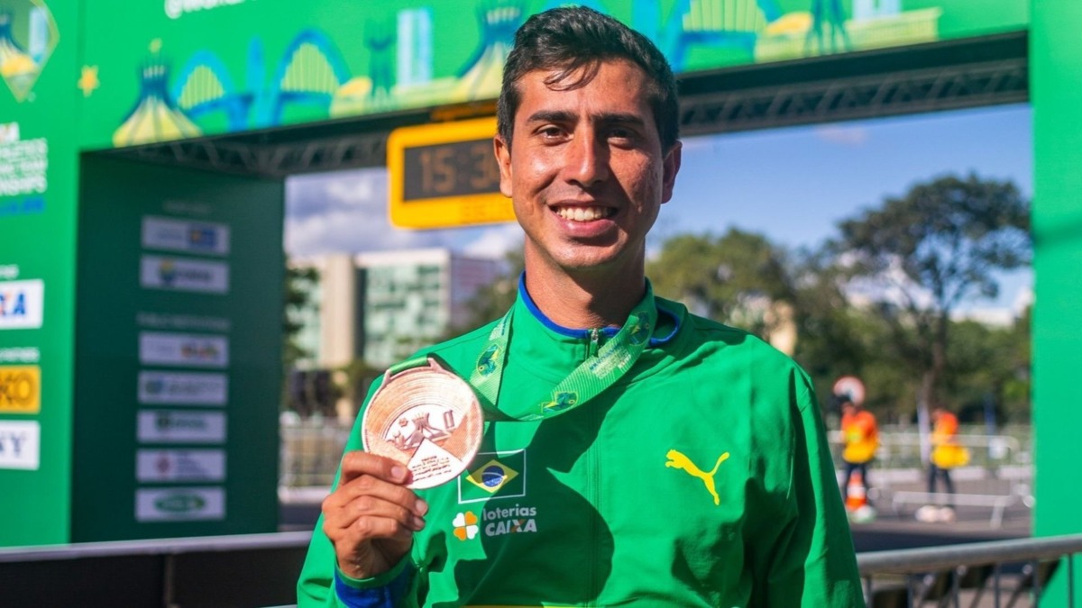 Caio Oliveira celebra su medalla de bronce en el Mundial de Marcha Atlética en Brasilia