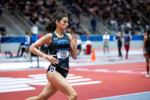 Carmen Alder destaca en Stanford con récord ecuatoriano en 1.500 metros