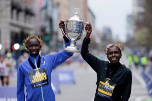 John Korir rompe récord y kenianas dominan Maratón de Boston 2024