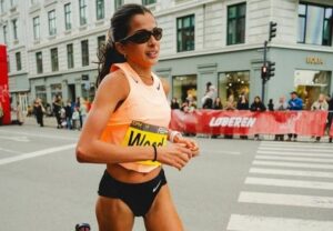 Micaela Rivera completa maratón de Copenhague en menos de 2:30